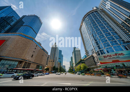 CHENGDU, CHINA - 28. SEPTEMBER: Moderne Stadt bauten auf Renmin Road in der Nähe von Tianfu Square in der Innenstadt am 28. September 2018 in Chengdu Stockfoto