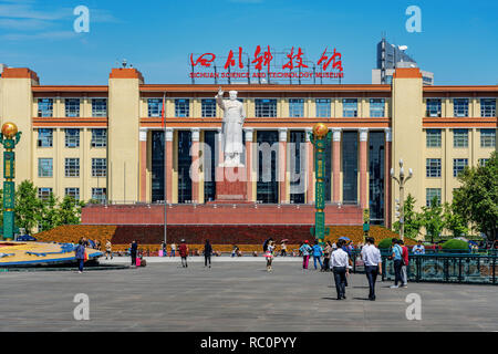 CHENGDU, CHINA - 28. SEPTEMBER: Dies ist der Sichuan Museum für Wissenschaft und Technologie, ein berühmtes Touristenziel in Tianfu Square am 28. September 2018 Stockfoto