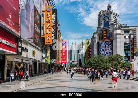 CHENGDU, CHINA - 28. SEPTEMBER: Dies ist eine Ansicht von Chunxi Road eine berühmte Stadtviertel in der Innenstadt am 28. September 2018 in Chengdu Stockfoto