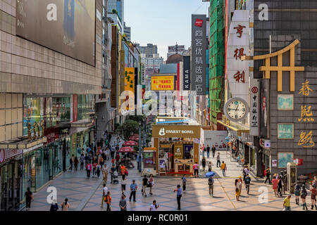 CHENGDU, CHINA - 28. SEPTEMBER: Dies ist eine Ansicht von Chunxi Road eine berühmte Stadtviertel in der Innenstadt am 28. September 2018 in Chengdu Stockfoto