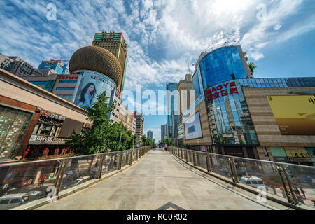 CHENGDU, CHINA - 28. SEPTEMBER: Shopping Malls an Chunxi Road Einkaufsviertel in der Innenstadt am 28. September 2018 in Chengdu Stockfoto