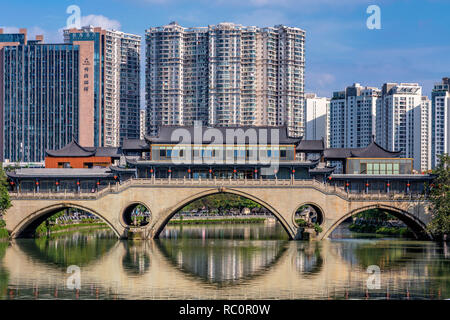 CHENGDU, CHINA - 28. SEPTEMBER: Dies ist eine Ansicht von Anshun Brücke, eine berühmte Sehenswürdigkeit Brücke auf der Jinjiang Fluss am 28. September 2018 in Chengdu Stockfoto