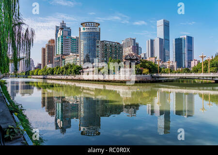 CHENGDU, CHINA - 28. SEPTEMBER: Dies ist eine Ansicht von Anshun Brücke, eine berühmte Sehenswürdigkeit Brücke auf der Jinjiang Fluss am 28. September 2018 in Chengdu Stockfoto