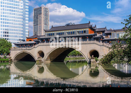 CHENGDU, CHINA - 28. SEPTEMBER: Dies ist eine Ansicht von Anshun Brücke, eine berühmte Sehenswürdigkeit Brücke auf der Jinjiang Fluss am 28. September 2018 in Chengdu Stockfoto