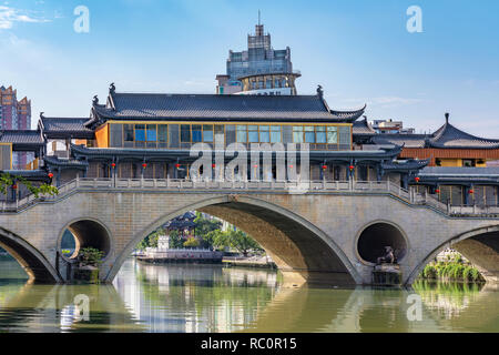 CHENGDU, CHINA - 28. SEPTEMBER: Dies ist anshun Brücke eine historische traditionelle chinesische Brücke auf der Jinjian Fluss am 28. September 2018 in Chengdu Stockfoto