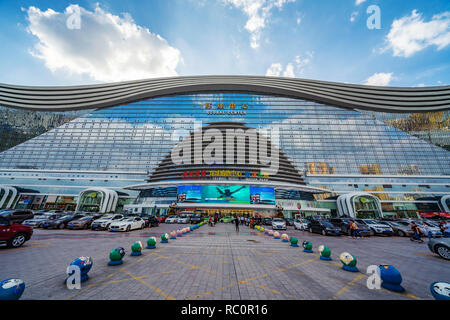 CHENGDU, CHINA - 28. SEPTEMBER: Ist das das neue Jahrhundert Global Center, es ist die weltweit größte Shopping Mall und einem berühmten Reiseziel auf Septem Stockfoto