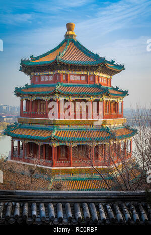 Der Sommerpalast (Chinesisch: 頤和園), ist ein riesiges Ensemble von Seen, Gärten und Paläste in Peking. Es war eine kaiserliche Garten der Qing Dynastie. Vor allem d Stockfoto