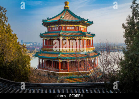 Der Sommerpalast (Chinesisch: 頤和園), ist ein riesiges Ensemble von Seen, Gärten und Paläste in Peking. Es war eine kaiserliche Garten der Qing Dynastie. Vor allem d Stockfoto