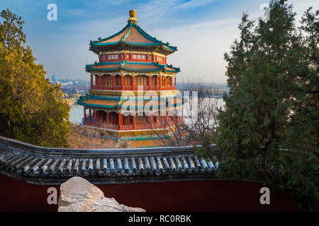 Der Sommerpalast (Chinesisch: 頤和園), ist ein riesiges Ensemble von Seen, Gärten und Paläste in Peking. Es war eine kaiserliche Garten der Qing Dynastie. Vor allem d Stockfoto