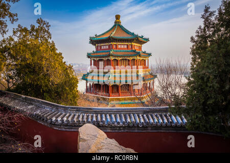 Der Sommerpalast (Chinesisch: 頤和園), ist ein riesiges Ensemble von Seen, Gärten und Paläste in Peking. Es war eine kaiserliche Garten der Qing Dynastie. Vor allem d Stockfoto