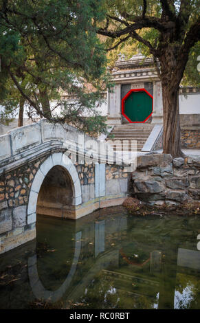 Der Sommerpalast (Chinesisch: 頤和園), ist ein riesiges Ensemble von Seen, Gärten und Paläste in Peking. Es war eine kaiserliche Garten der Qing Dynastie. Vor allem d Stockfoto