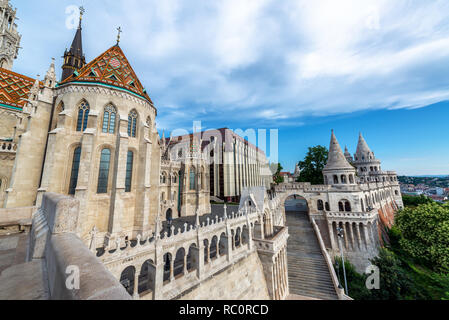 Ansicht der Fischerhochburg und St. Matthiaskirche in Budapest, Ungarn Stockfoto