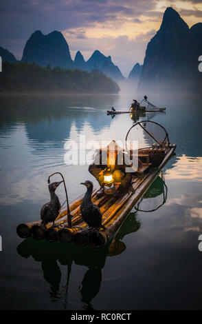 Kormoran Fischer und seine Vögel auf dem Li-fluss in Guilin, Guangxi, China Stockfoto