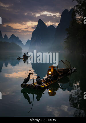 Kormoran Fischer und seine Vögel auf dem Li-fluss in Guilin, Guangxi, China Stockfoto