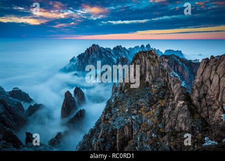 Huangshan (黄山, wörtliche Bedeutung: Gelber Berg) ist ein Gebirge im Süden der Provinz Anhui im Osten Chinas. Stockfoto