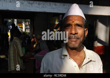 Porträt einer Maharashtrian, ein Mann aus dem Bundesstaat Maharashtra, in Mumbai, Indien, das Tragen der traditionellen Nehru oder Gandhi Kappe Stockfoto