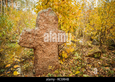 Region Babtsy, Witebsk, Belarus. Alte Steinkreuz im Alten Friedhof. Stockfoto