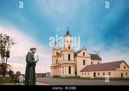 Budslaw, Myadzyel Rajon, Region Minsk, Belarus. Kirche der Himmelfahrt der Jungfrau Maria im Herbst Tag. Stockfoto