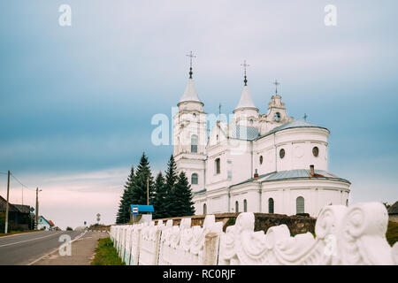 Dokshitsy Parafjanava, Bezirk, Region Witebsk, Belarus. Сhurch der Name der Seligen Jungfrau Maria im Herbst Tag. Stockfoto