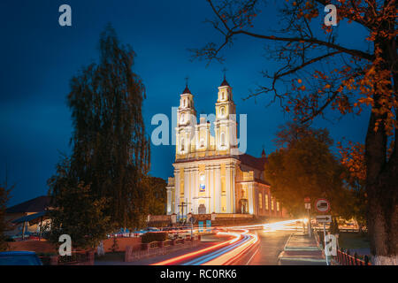 Hlybokaye oder Glubokoye, Region Witebsk, Belarus. Kirche der Hll. Dreifaltigkeit in Abend Nacht Beleuchtung. Nachtansicht Stockfoto