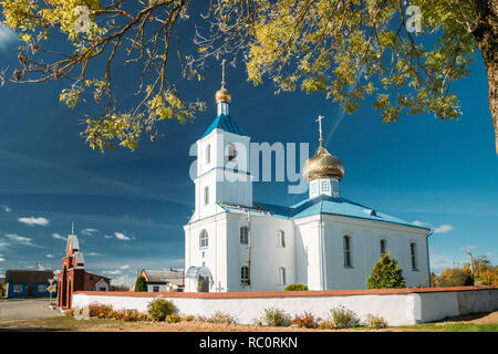 Region Luzhki, Witebsk, Belarus. Orthodoxe Kirche der Geburt der Jungfrau In sonniger Tag. Stockfoto