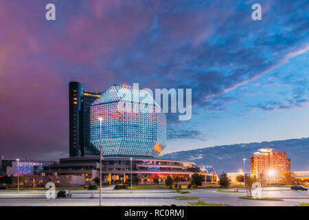 Minsk, Weißrussland. Nationalbibliothek im Sommer Sonnenuntergang am Abend Zeit. Das Wahrzeichen der Stadt. Stockfoto