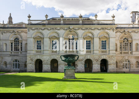 Äußere vordere Innenhof des Kings College Universität Kapelle mit Statue auf gepflegten Rasen, Cambridge, Großbritannien Stockfoto