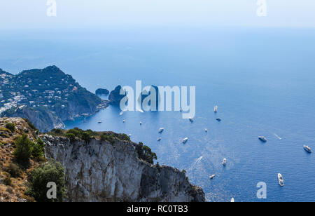 Blick vom Monte Solaro auf die Faraglioni. Anacapri. Capri, Italien. Stockfoto