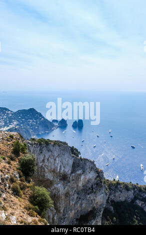 Blick vom Monte Solaro auf die Faraglioni. Anacapri. Capri, Italien. Stockfoto