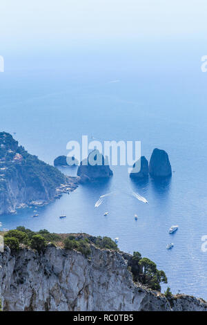 Blick vom Monte Solaro auf die Faraglioni. Anacapri. Capri, Italien. Stockfoto