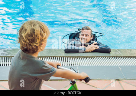 Scuba Diver in Schwimmbad und Junge. Stockfoto