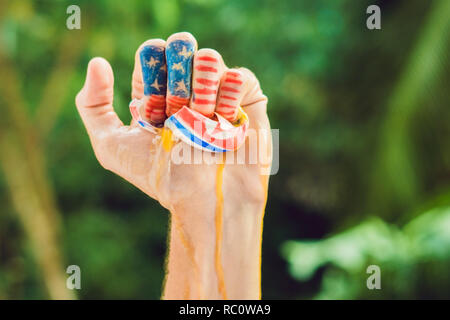 Die USA hand drückt auf die Nordkoreanischen Ei. Konflikt zwischen den Vereinigten Staaten und Nordkorea. Stockfoto