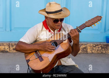 Alte kubanische Musiker spielen akustische Gitarre solo auf einer Straße Ecke in der Altstadt von Havanna. Foto aufgenommen am 30. Oktober 2018 - Havanna - Kuba Stockfoto