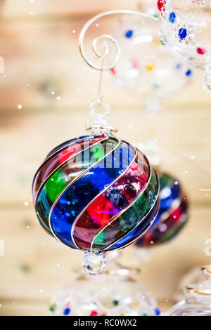 Hand bunte hängenden Christbaumkugeln geblasen. Stockfoto