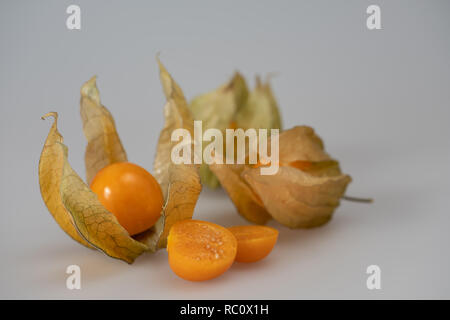 3 ganze Kap Stachelbeeren und in Scheiben geschnitten Stockfoto