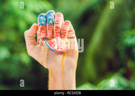 Die USA hand drückt auf die Nordkoreanischen Ei. Konflikt zwischen den Vereinigten Staaten und Nordkorea. Stockfoto