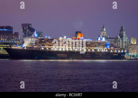 Cunard Cruise Liner der Queen Mary 2 in der Nacht im Hafen an der Liverpool Pier Head Bootssteg. 2009 Stockfoto