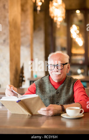 Portrait von älteren Mann mit Buch Stockfoto