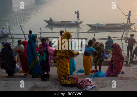 Frauen Bad im Fluss Gandak als Hinduistische religiöse Sitte in Sonpur in Bihar. Stockfoto