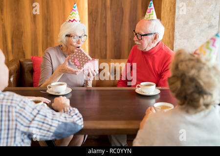 Geburtstag Frau Eröffnung Geschenk begeistert Stockfoto