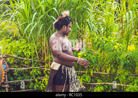 Januar 16, 2018, Vietnam, Phu Quoc-nativen Afrikanischen mit einem Mobiltelefon Stockfoto