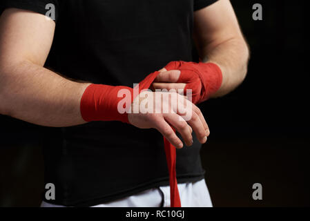 Sportman von Hand Boxing bandage Nähe zu sehen. Stockfoto