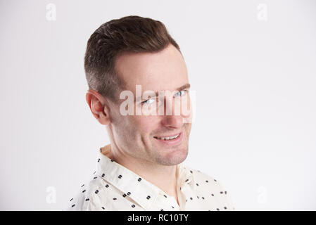 Headshot junger stattlicher Mann auf weißem Hintergrund Stockfoto