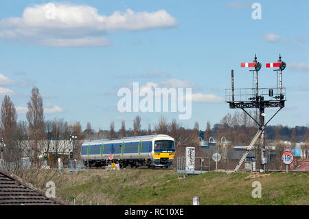 Eine Klasse 165 Diesel multiple unit Nummer 165125 in Greenford südlich der Kreuzung in West London arbeiten eine First Great Western Link Service. Stockfoto