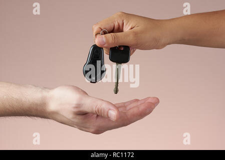 Übergabe Autoschlüssel. Kaufen oder Verkaufen. Hand empfangen Autoschlüssel isoliert. Stockfoto