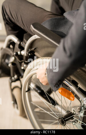 Mann sitzt im Rollstuhl Stockfoto
