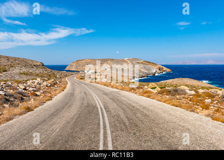 Straße nach Cheronissos Strand am nördlichen Rand von Sifnos. Die Kykladen, Griechenland Stockfoto