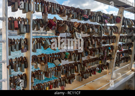 Vorhängeschlösser, 'Liebe Schlösser, auf einer Brücke mit Blick auf Valletta, Malta. Stockfoto