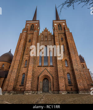 Roskilde Kathedrale mit zwei Türmen in der Abendsonne, Roskilde, Dänemark, Jaunuary 11, 2019 Stockfoto