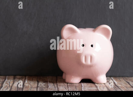 Sparschwein mit kreidetafel Hintergrund Stockfoto